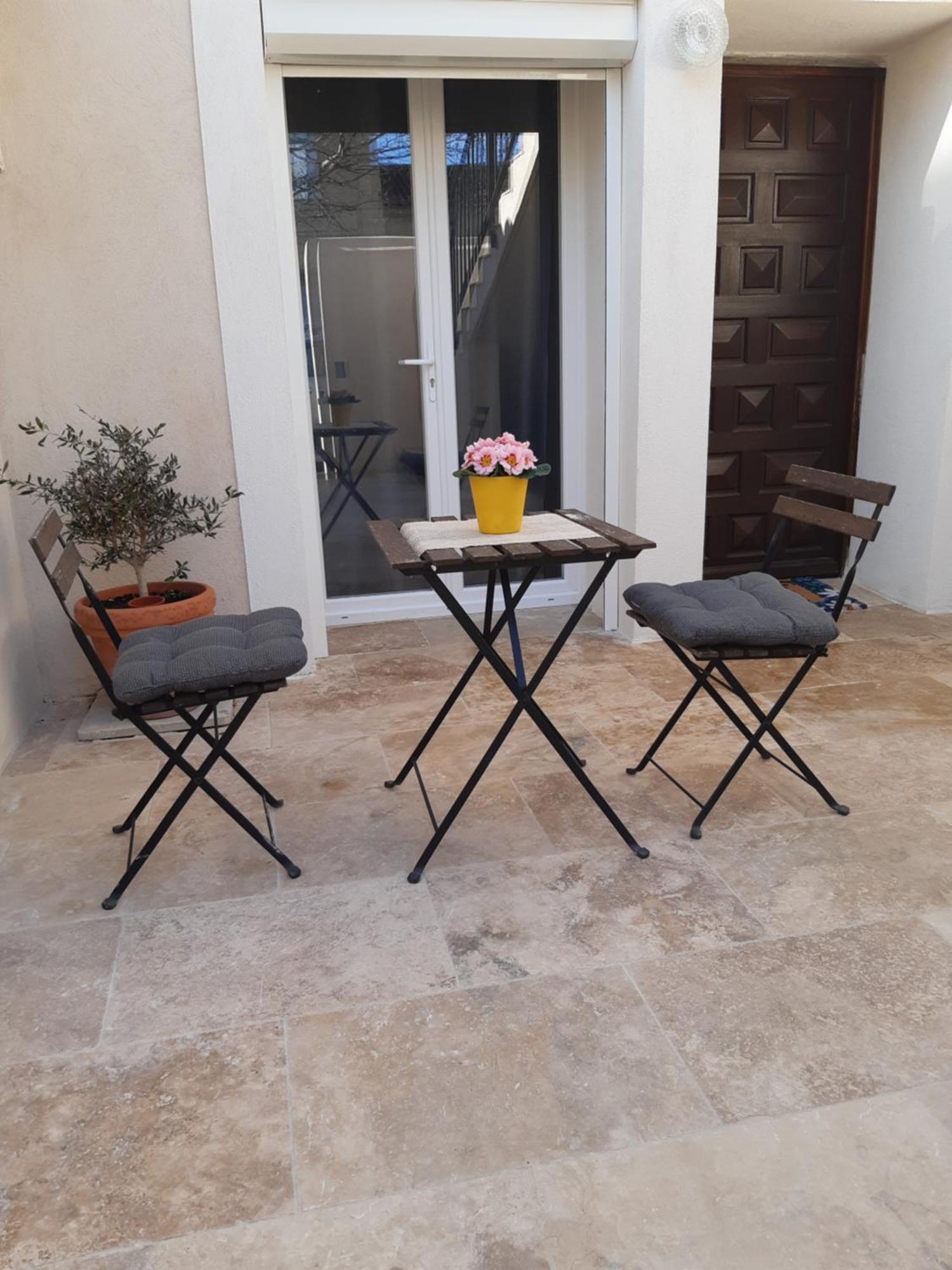 Le Gite D'Eglantine Eyguières Exterior foto