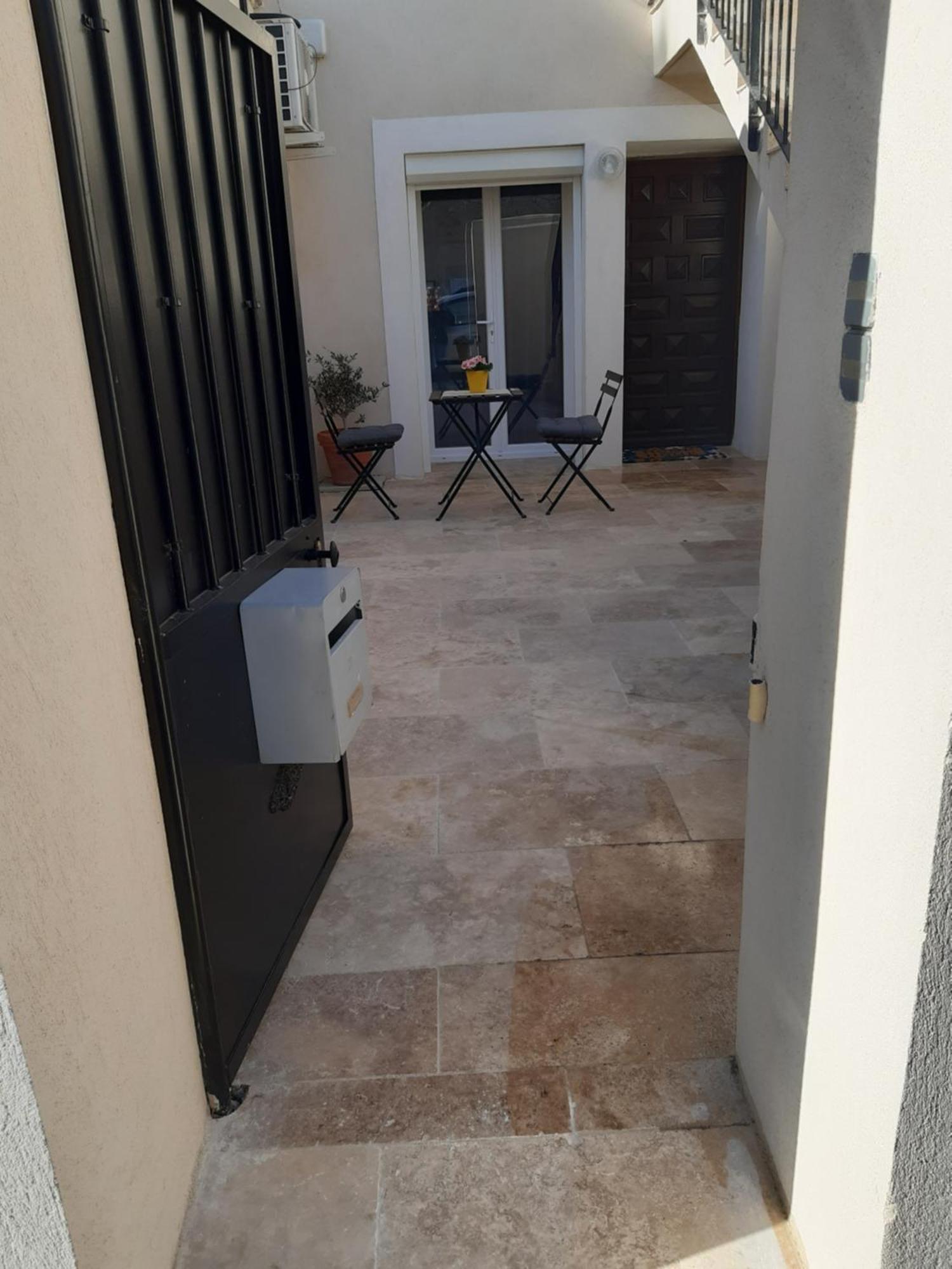 Le Gite D'Eglantine Eyguières Exterior foto